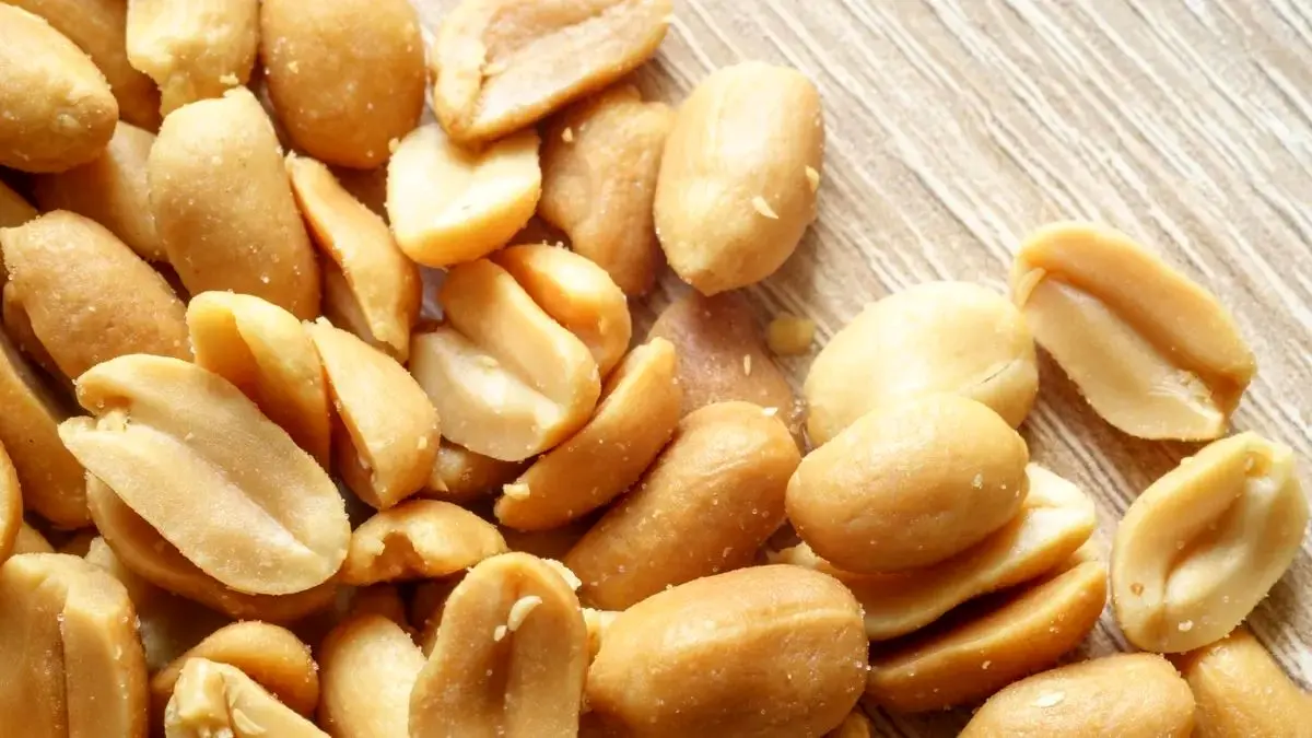 پژوهشی جدید: به نوزادانتان بادام زمینی بدهید تا از آلرژی‌های مرگبار در امان بمانند!