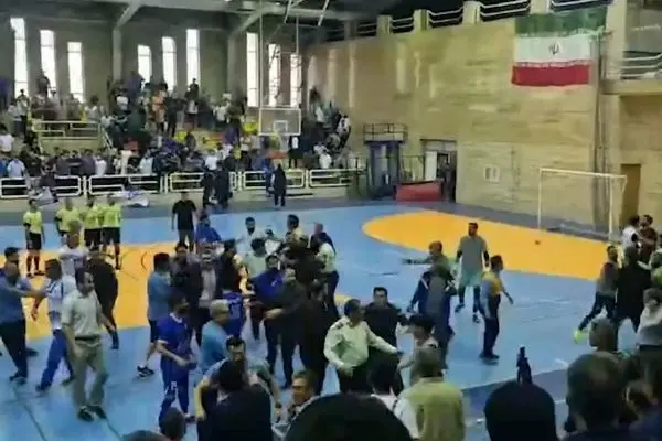 ببینید؛ دعوا و کتک‌کاری بعد از باخت فوتسال استقلال و ناکامی در صعود