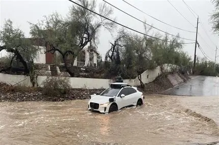 گیر افتادن خودروی خودران در خیابان آب‌گرفته