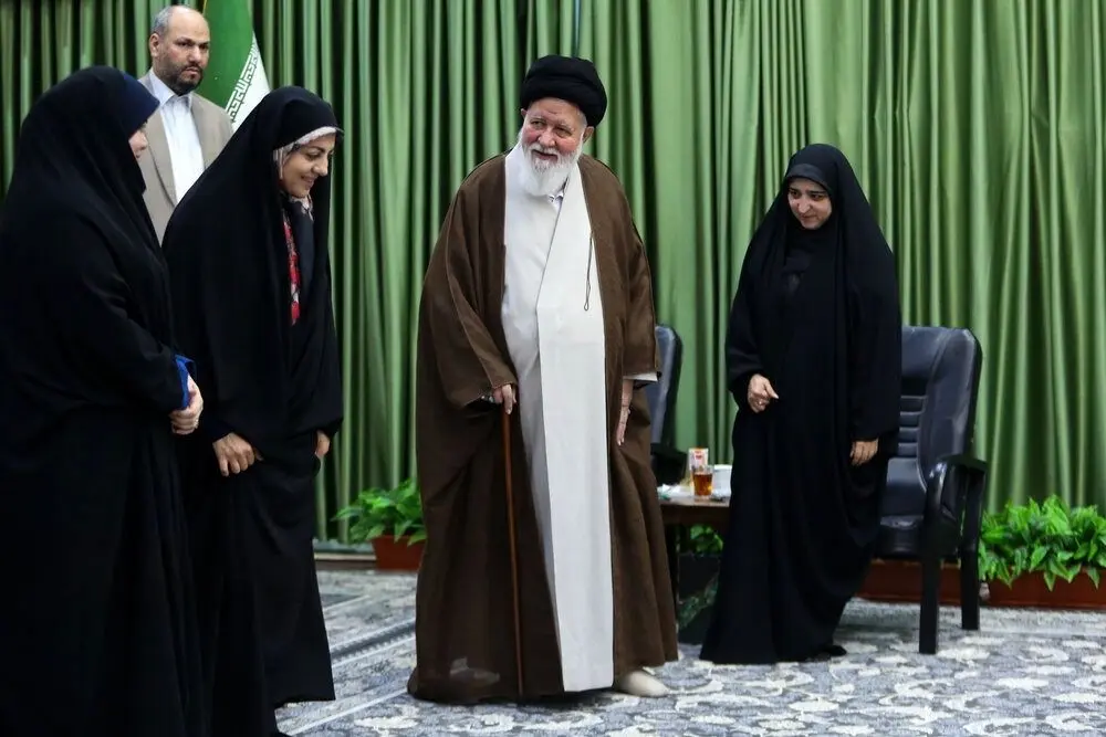 عکس؛ علم الهدی در حلقه بانوان خبرنگاران