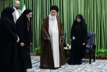 عکس؛ علم الهدی در حلقه بانوان خبرنگاران