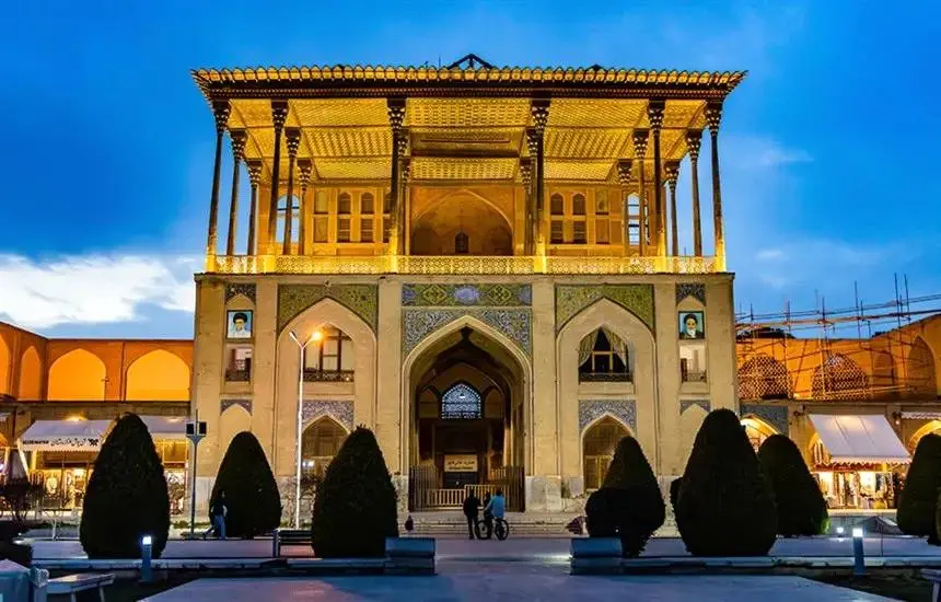 تصویری دلخراش از شیشه‌های شکسته عالی‌قاپو