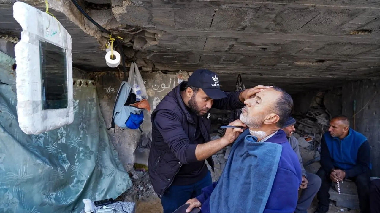 تصاویر؛ آرایشگری بر لبه آوار