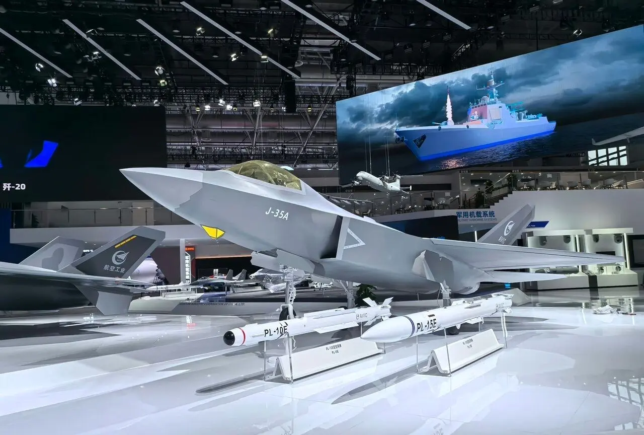 غول جنگنده چینی J-35 با 12 موشک مرگبار رونمایی شد