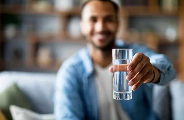 هر روز چقدر باید آب بنوشیم؟
