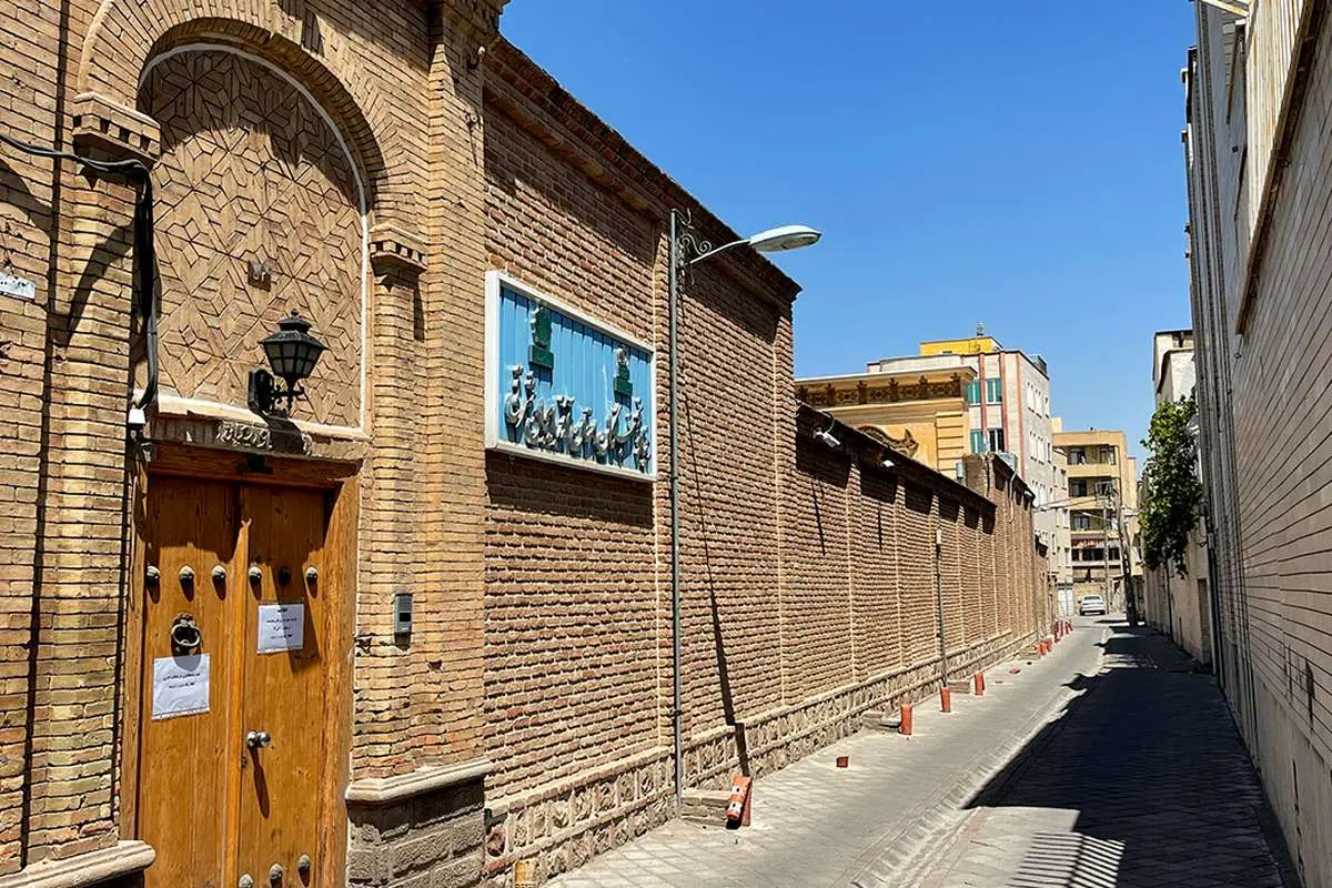 تصویر؛ دری به رنگ آسمان، در آغوش خورشید، خانه پلاک ۲۵