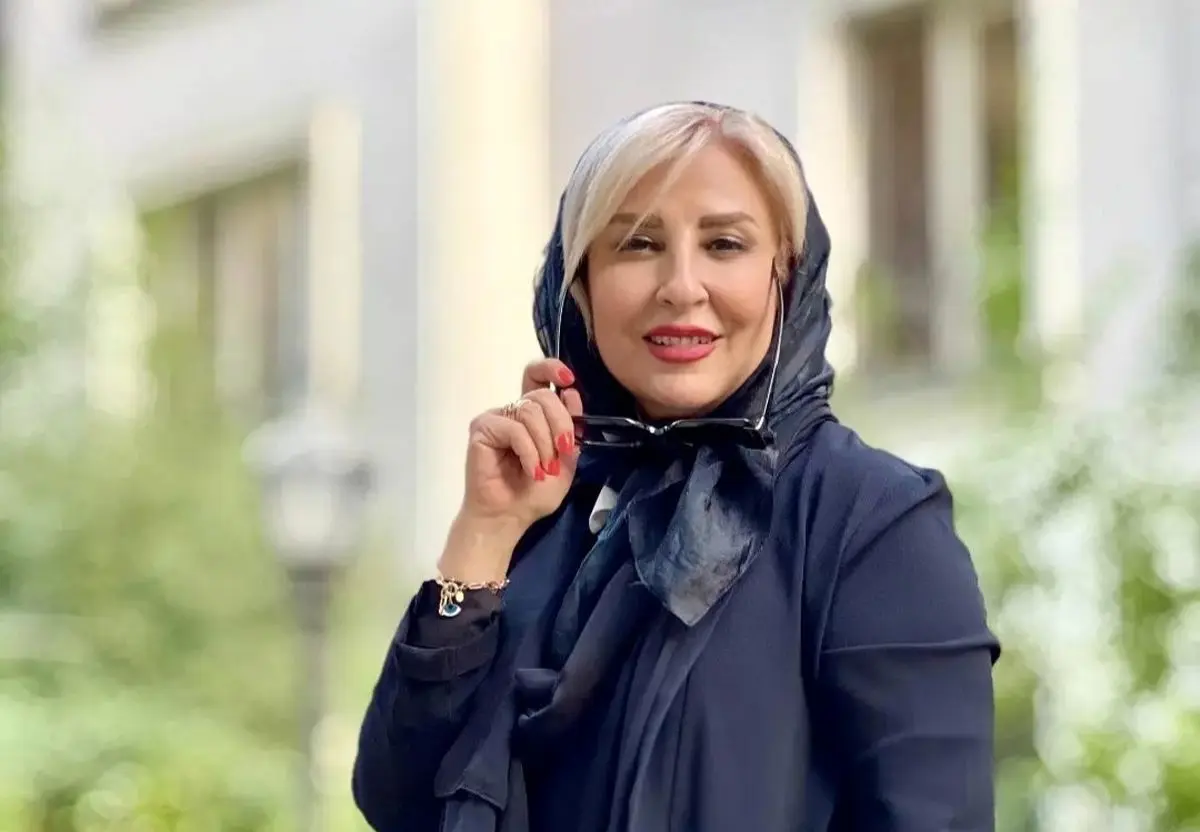 آواز غمگین مرجانه گلچین بر سر مزار مادرش