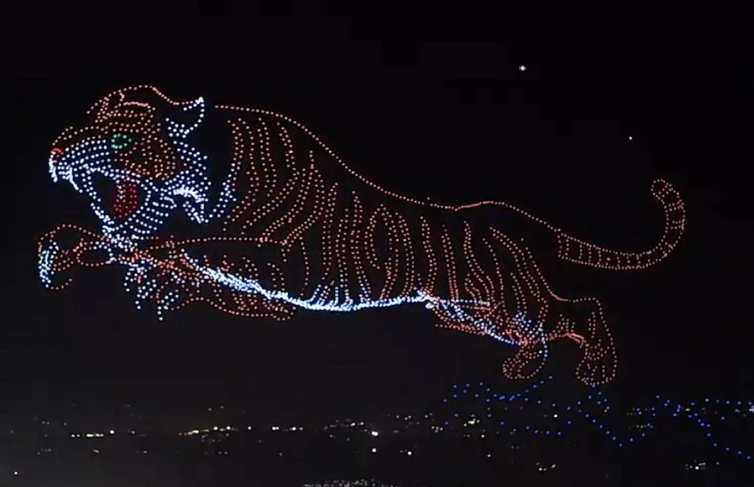 ثبت رکورد گینس با ساخت ببر غول‌پیکر توسط ۲۹۸۳ پهپاد