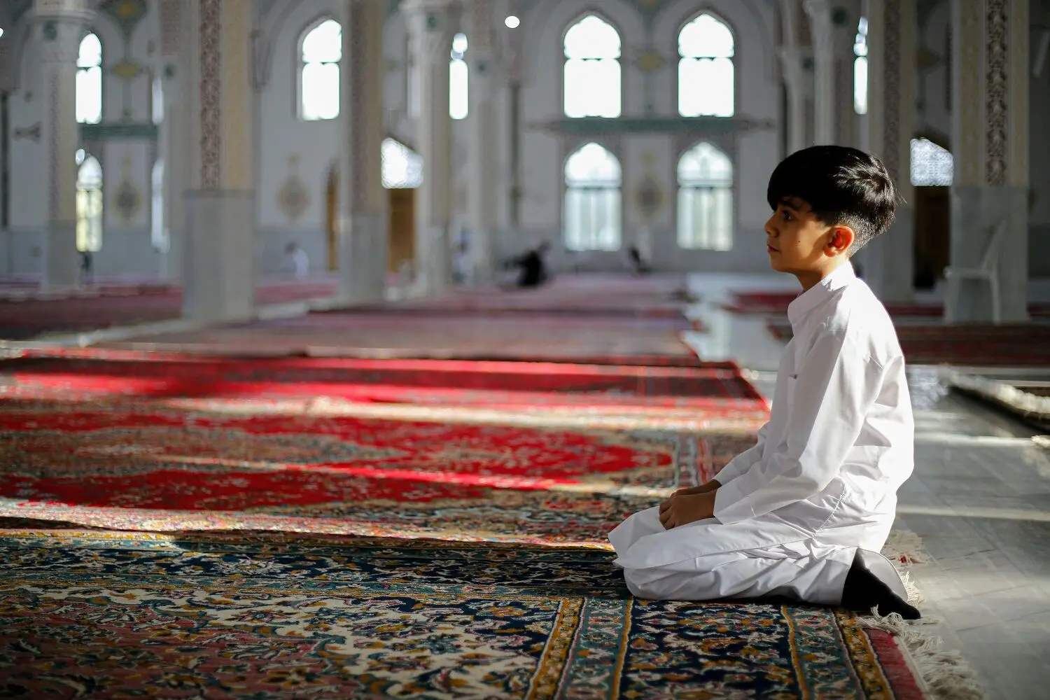 ویدئوی بامزه از نماز خواندن پسربچه و همراهی خرگوش اسباب‌بازی در مسجد