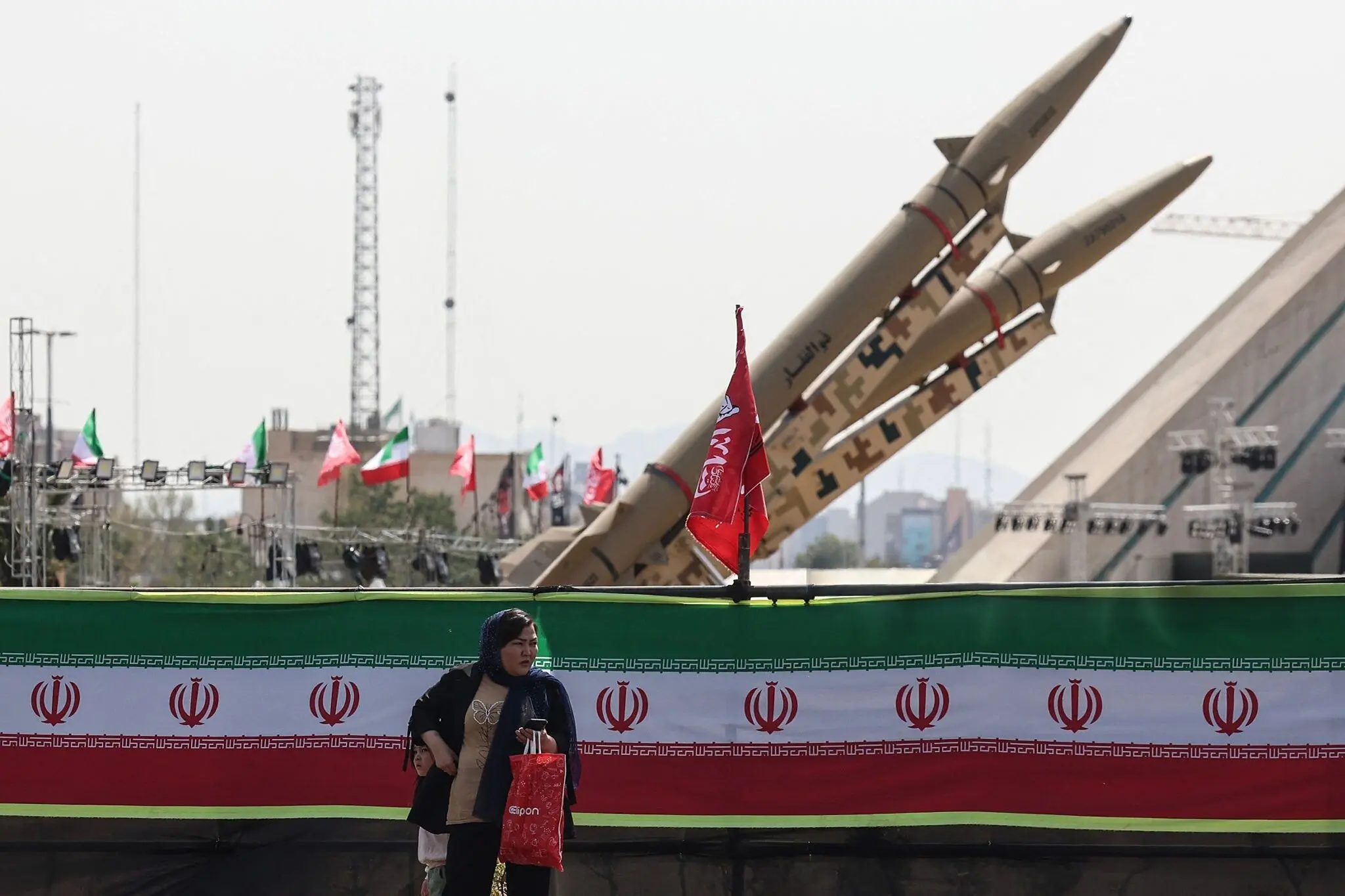 عکس؛ موشک بالستیک ذوالفقار در میدان آزادی تهران