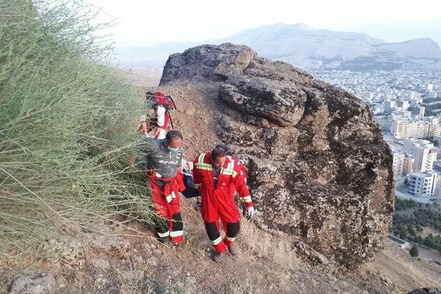 عملیات نجات ۳ شهروند خرم‌آبادی گرفتار در کوه