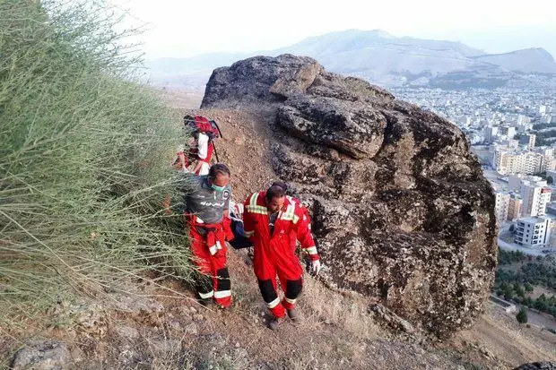 عملیات نجات ۳ شهروند خرم‌آبادی گرفتار در کوه