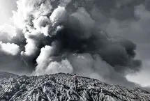 ببینید؛ لحظه وحشتناک فوران یک آتشفشان از فاصله نزدیک