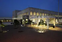 شهروندان پاکستانی کنسولگری آمریکا در کراچی را به آتش کشیدند