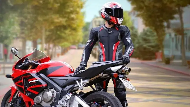 عقاب‌های موتورسوار پرواز می‌کنند