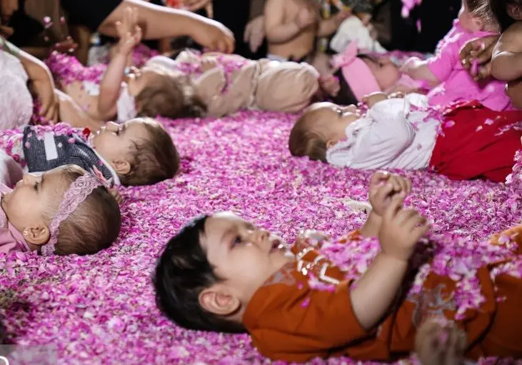 تصاویر؛ آیین ملی گل غلتان نوزادان