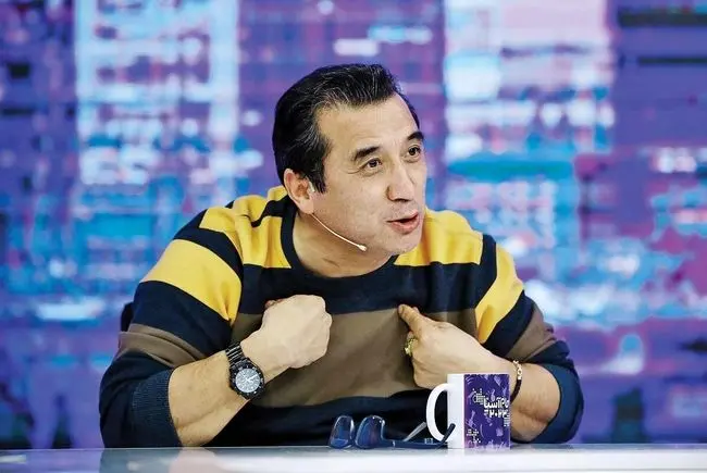 الفاظ مثبت ۱۸ خداداد عزیزی نسبت به ترامپ و اینفانتینو در تلویزیون!

