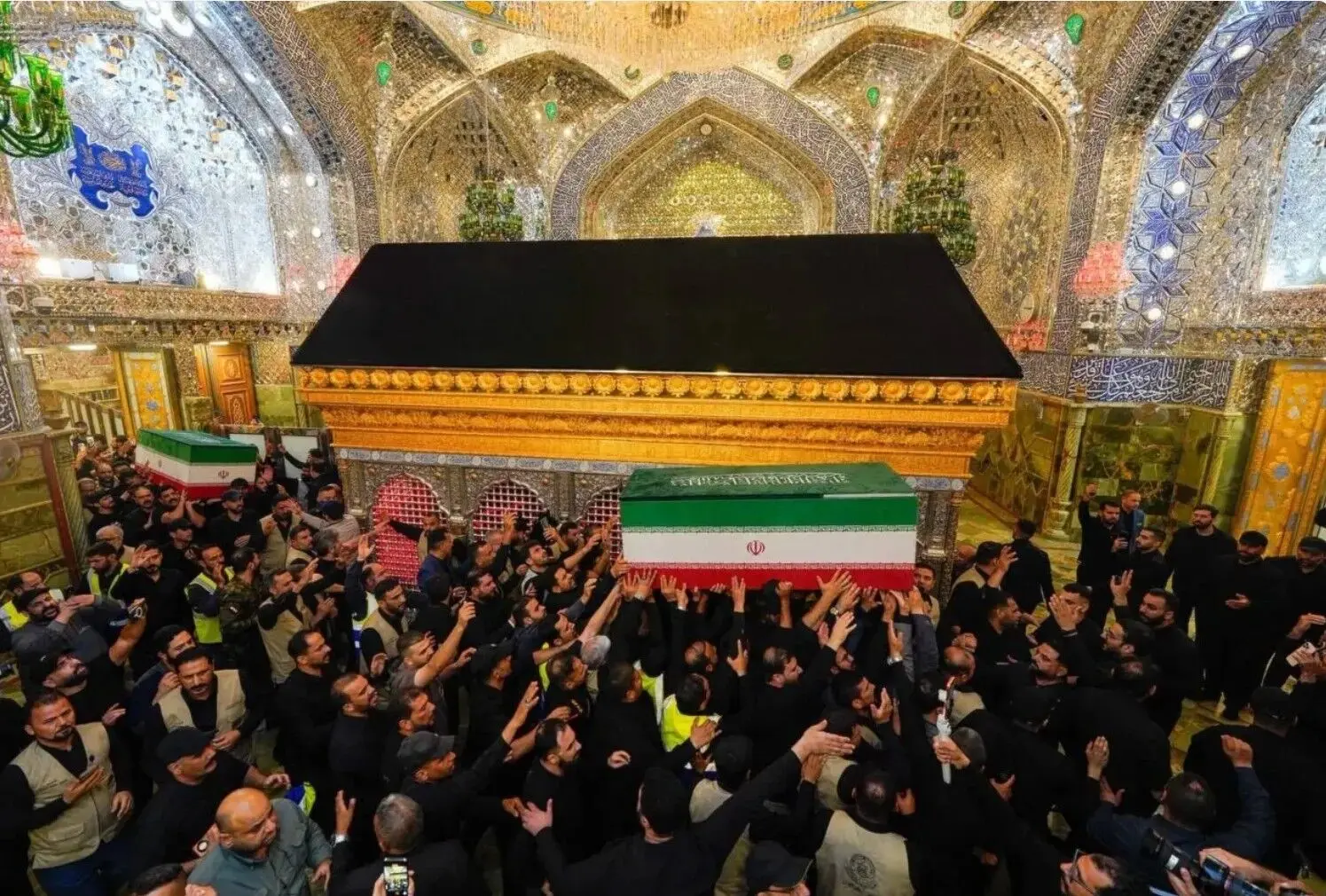 تشییع پیکر رهبر شهید در حرم امام علی