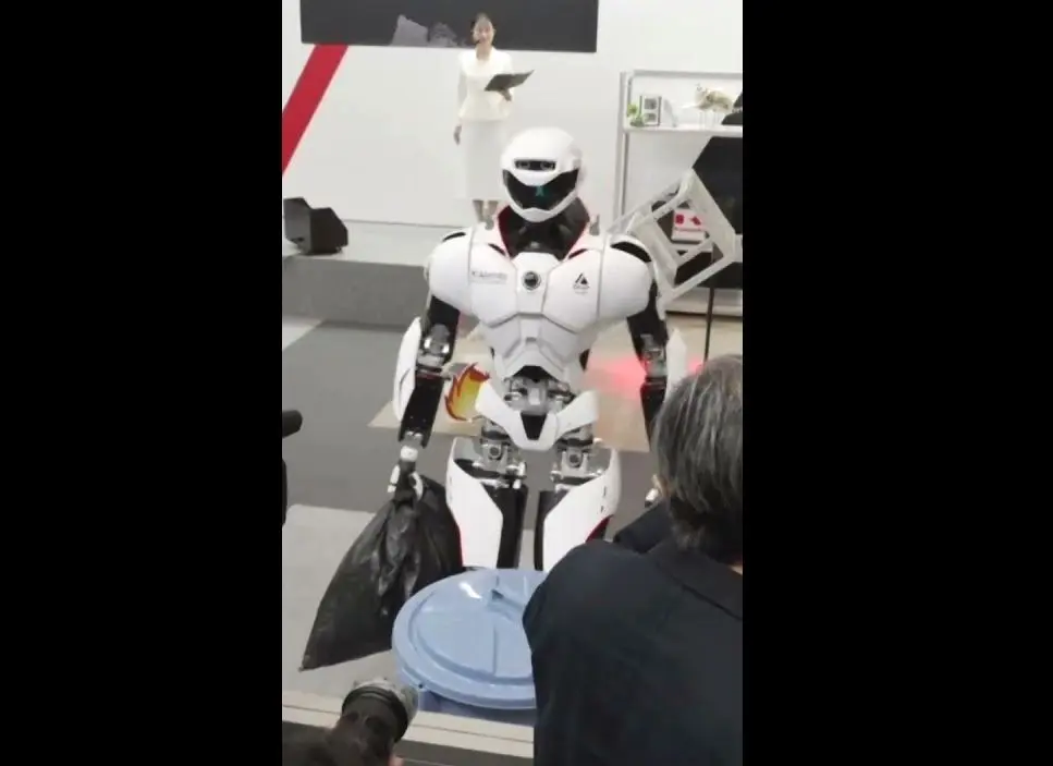 ببینید؛ ربات‌هایی که می‌رقصند و خانه‌تکانی می‌کنند!