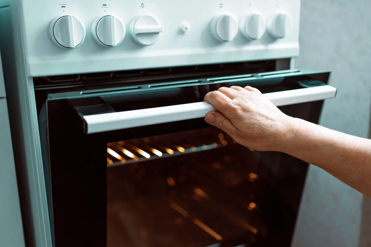 چرا باید پیش از پخت و پز، فر را گرم کنیم؟