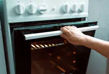 چرا باید پیش از پخت و پز، فر را گرم کنیم؟
