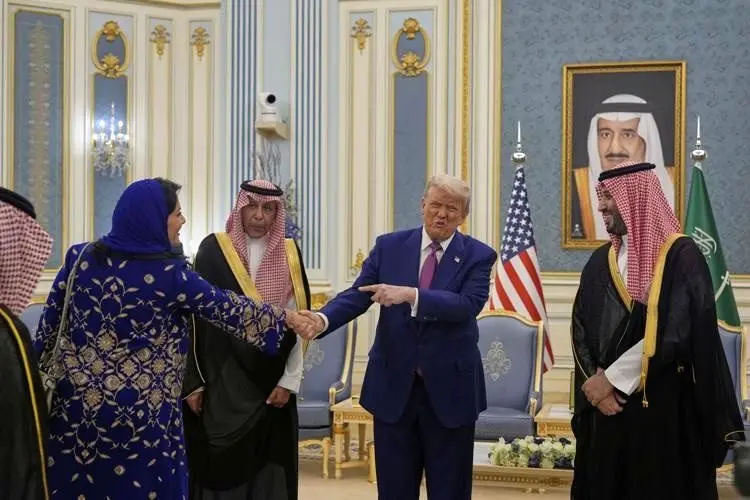 دست‌دادن دیپلمات‌ زن عربستان با ترامپ زیر دوربین رسانه‌ها