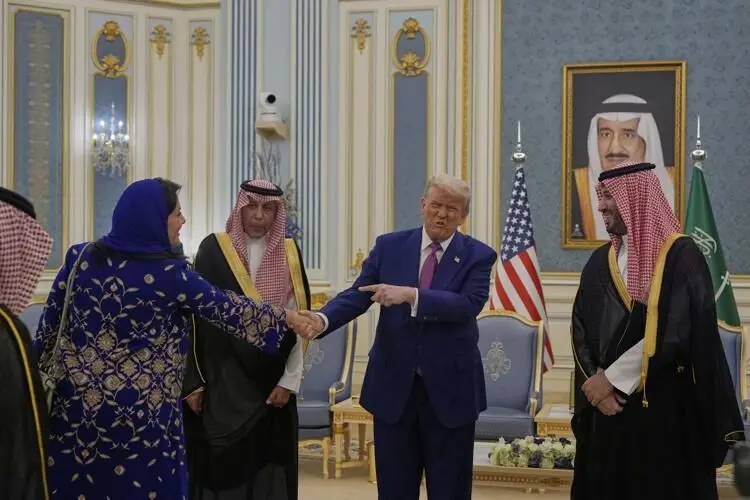 دست‌دادن دیپلمات‌ زن عربستان با ترامپ زیر دوربین رسانه‌ها