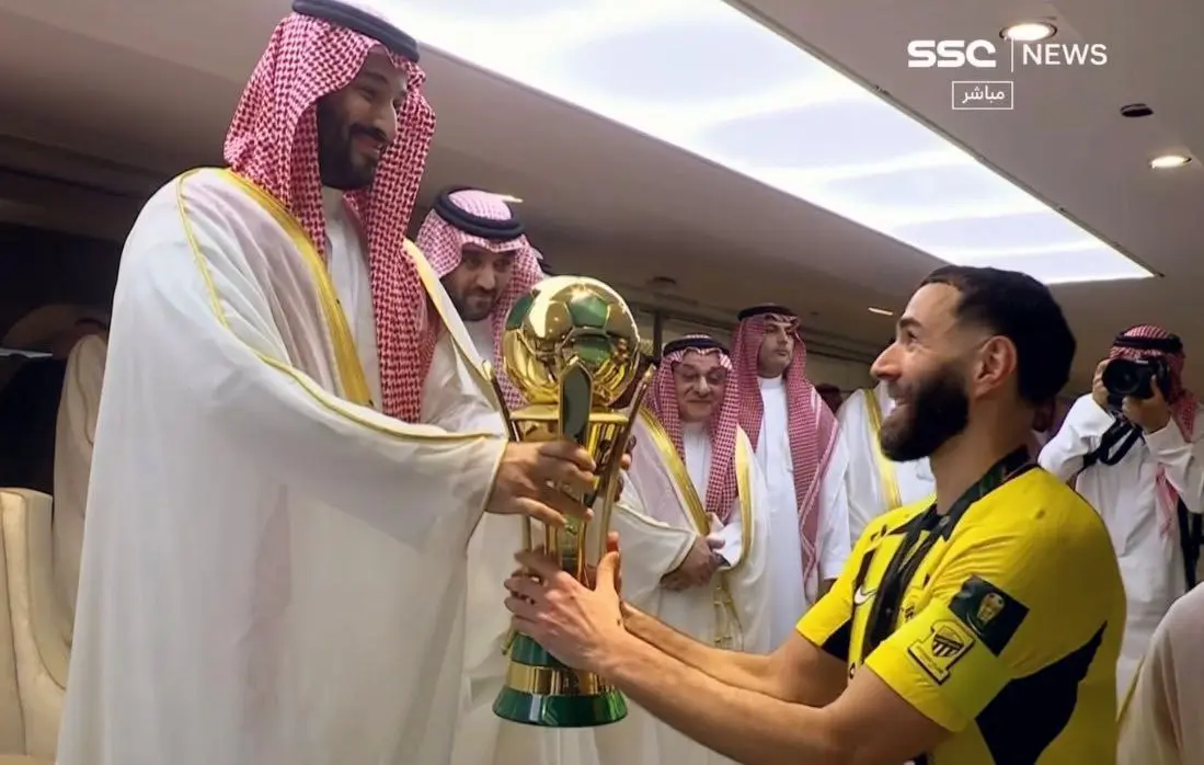 ببینید؛ محمد بن سلمان جام خادم الحرمین را به بنزما تقدیم کرد