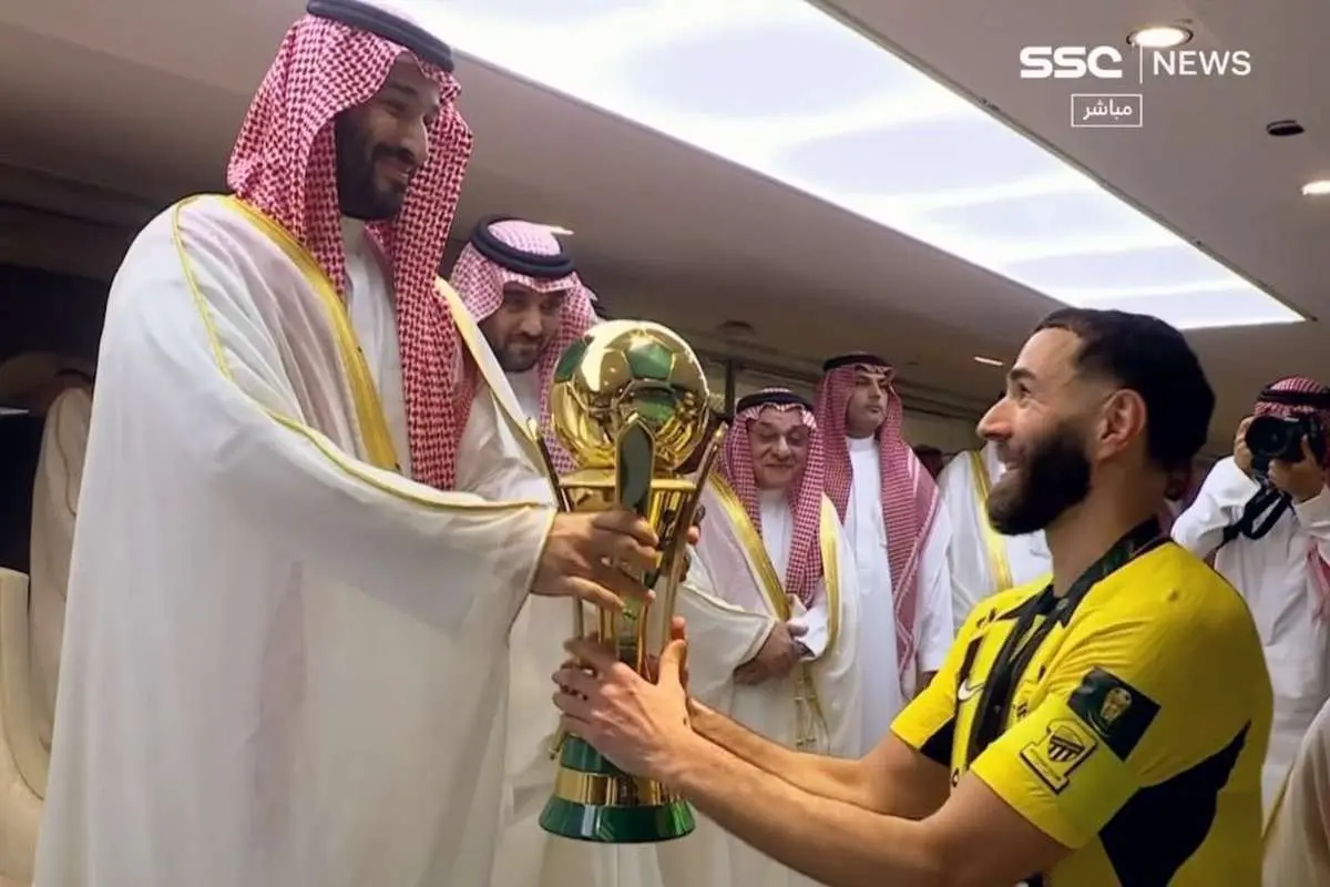 ببینید؛ محمد بن سلمان جام خادم الحرمین را به بنزما تقدیم کرد
