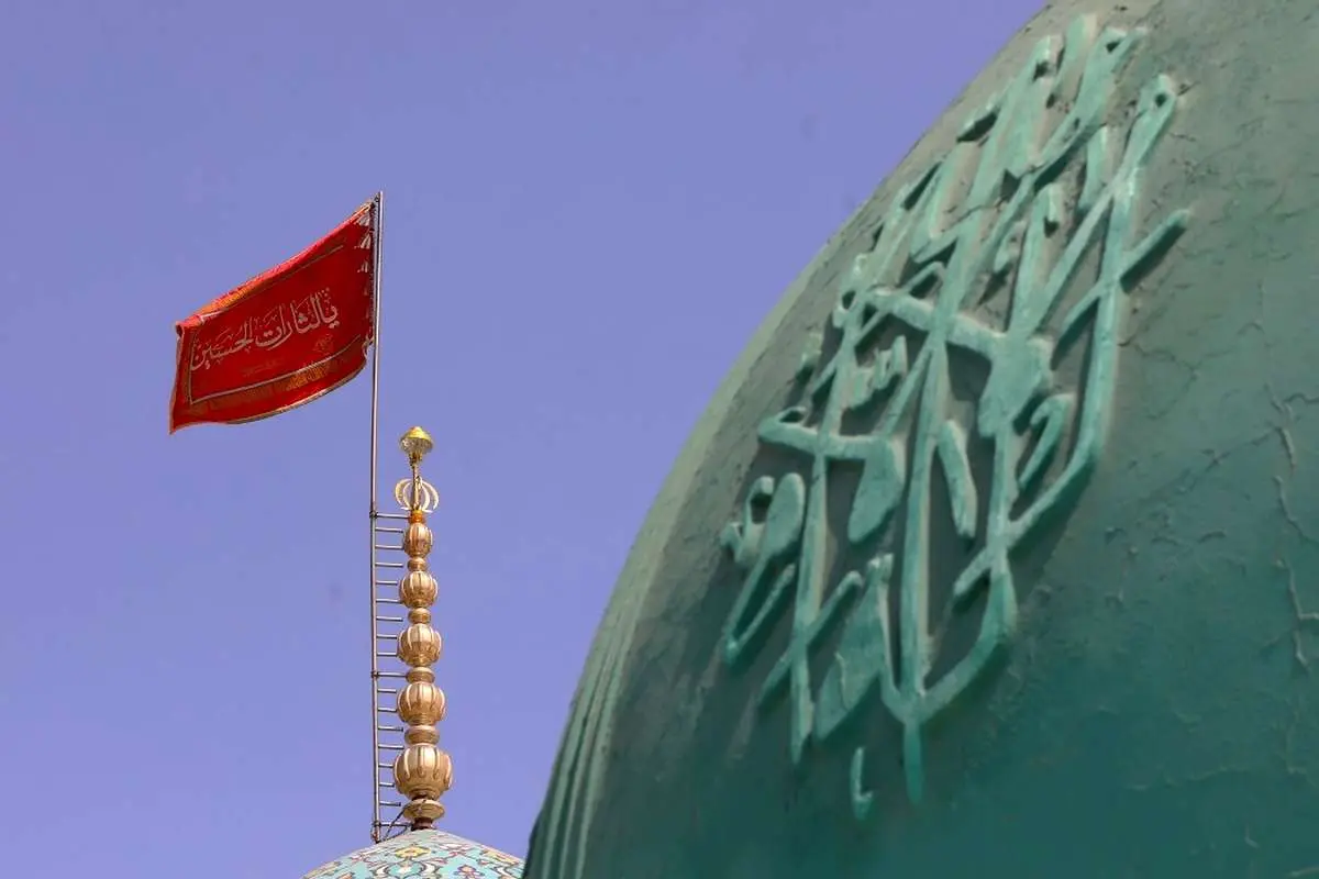 تصاویر؛ پرچم سرخ انتقام بر گنبد مسجد مقدس جمکران
