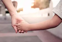 تلاش وحشیانه برای ربودن کودک از دست مادرش