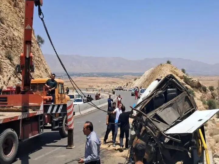 علت واژگونی اتوبوس در جاده فیروزآباد چه بود؟