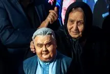 رونمایی از تندیس اکبر عبدی توسط مادرش