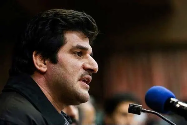 ببینید؛ تشویق یکصدای رسول خادم توسط تماشاچیان بعد از اعلام نام دبیر!