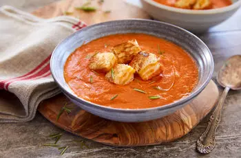 طرز تهیه سوپ گوجه و پنیر؛ سوپ داغ و خوشمزه برای روزهای سرد 