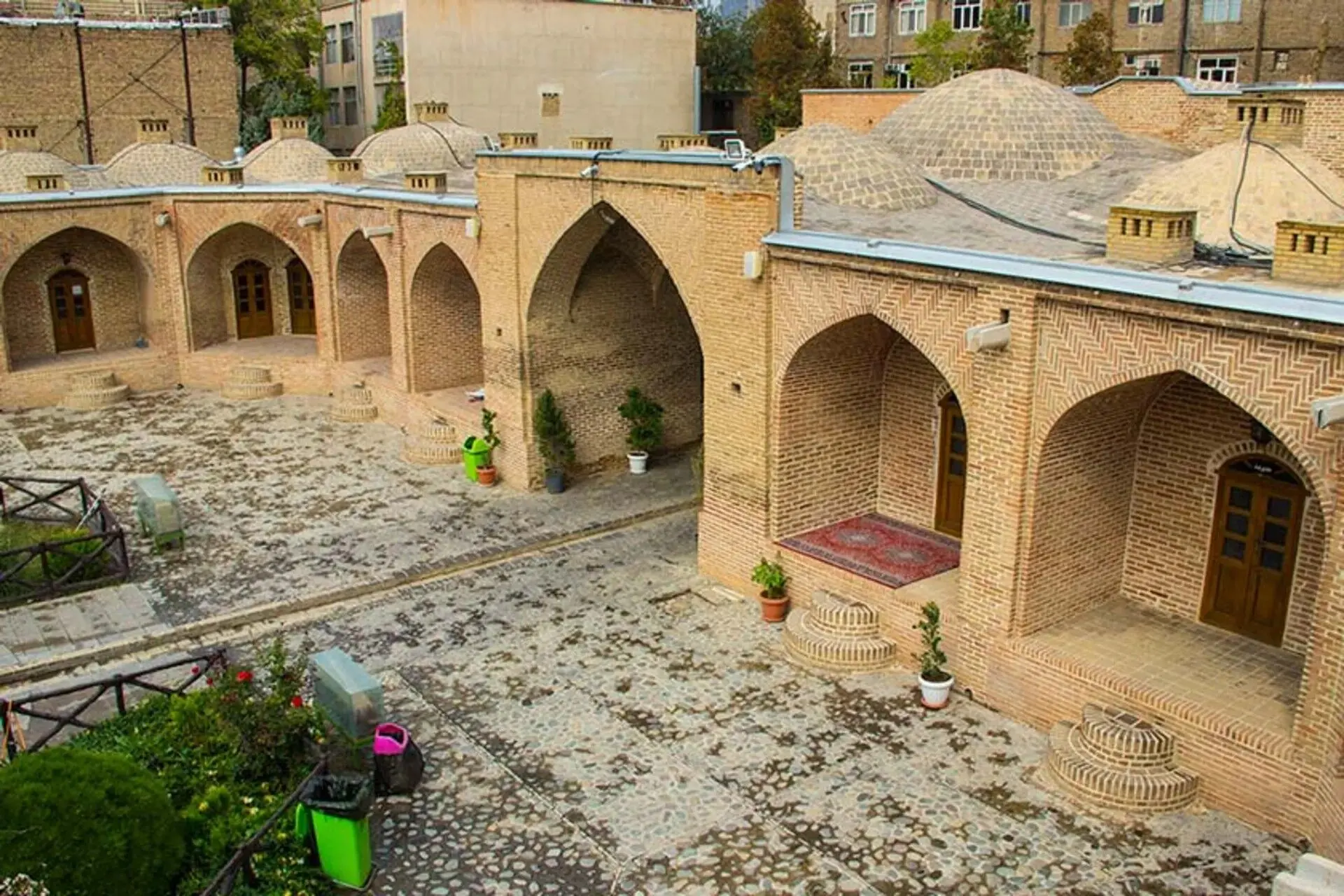 منظرۀ «کالاهای بسته‌بندی‌شده» در نزدیکی یک کاروانسرا در قزوین