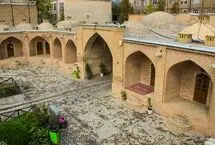 منظرۀ «کالاهای بسته‌بندی‌شده» در نزدیکی یک کاروانسرا در قزوین