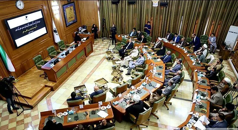 ببینید؛ عضو شورای شهر قزوین با چماق وارد صحن علنی شورا شد