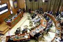 ببینید؛ عضو شورای شهر قزوین با چماق وارد صحن علنی شورا شد