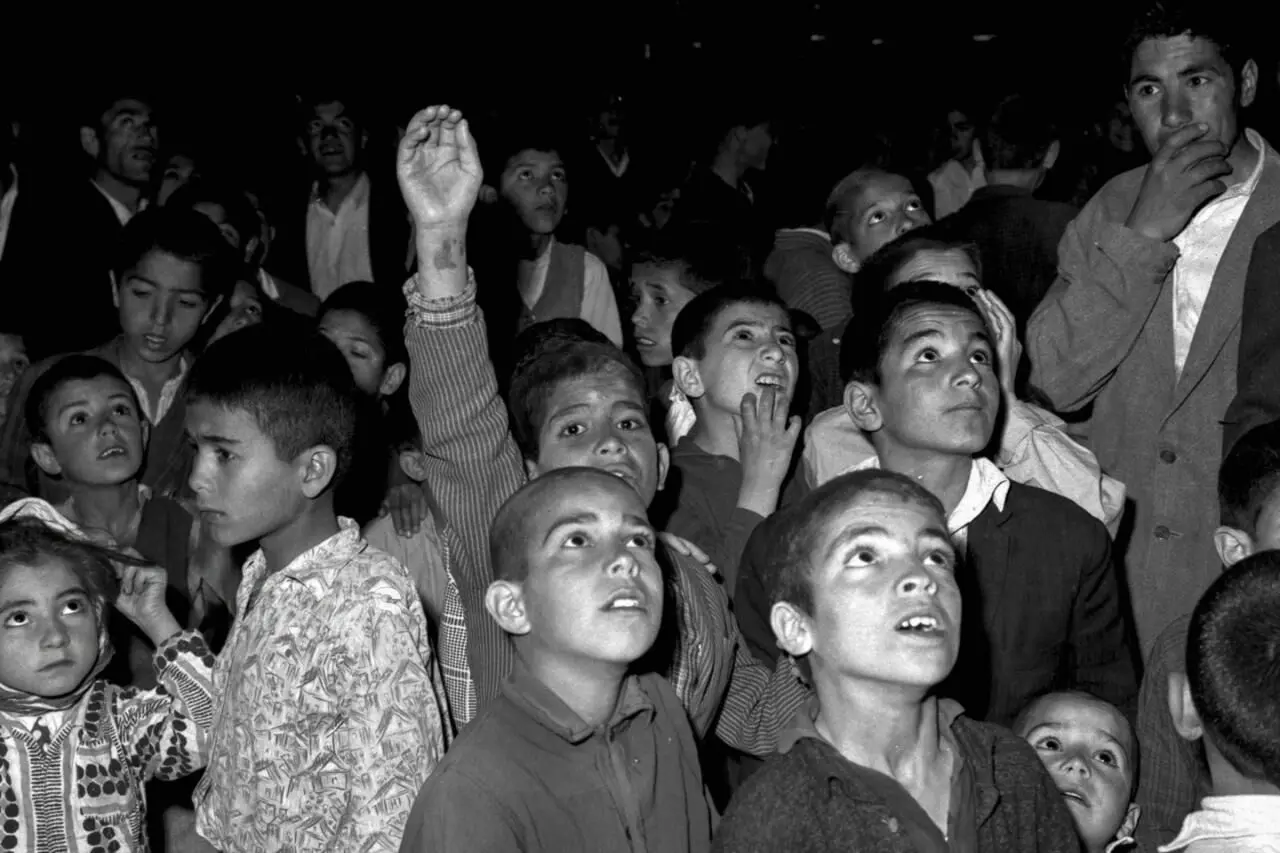 تصاویر؛ سینمای سیار در نازی‌آباد تهران سال ۱۳۴۳