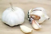 خواص بی‌نظیر خوردن سیر خام در شب