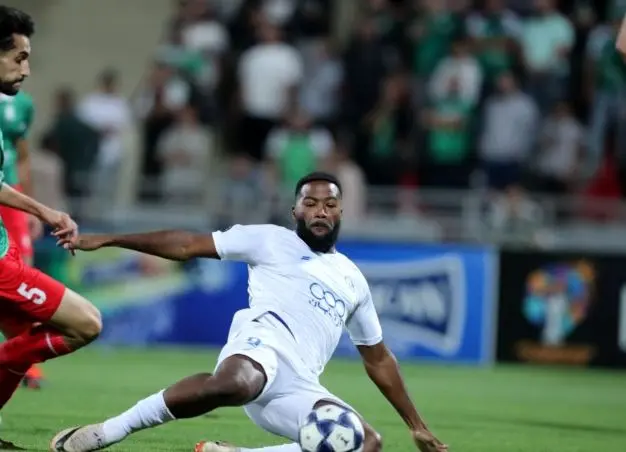 تقابل سخت مهاجم گل‌نزن استقلال مقابل گلر مادریدی