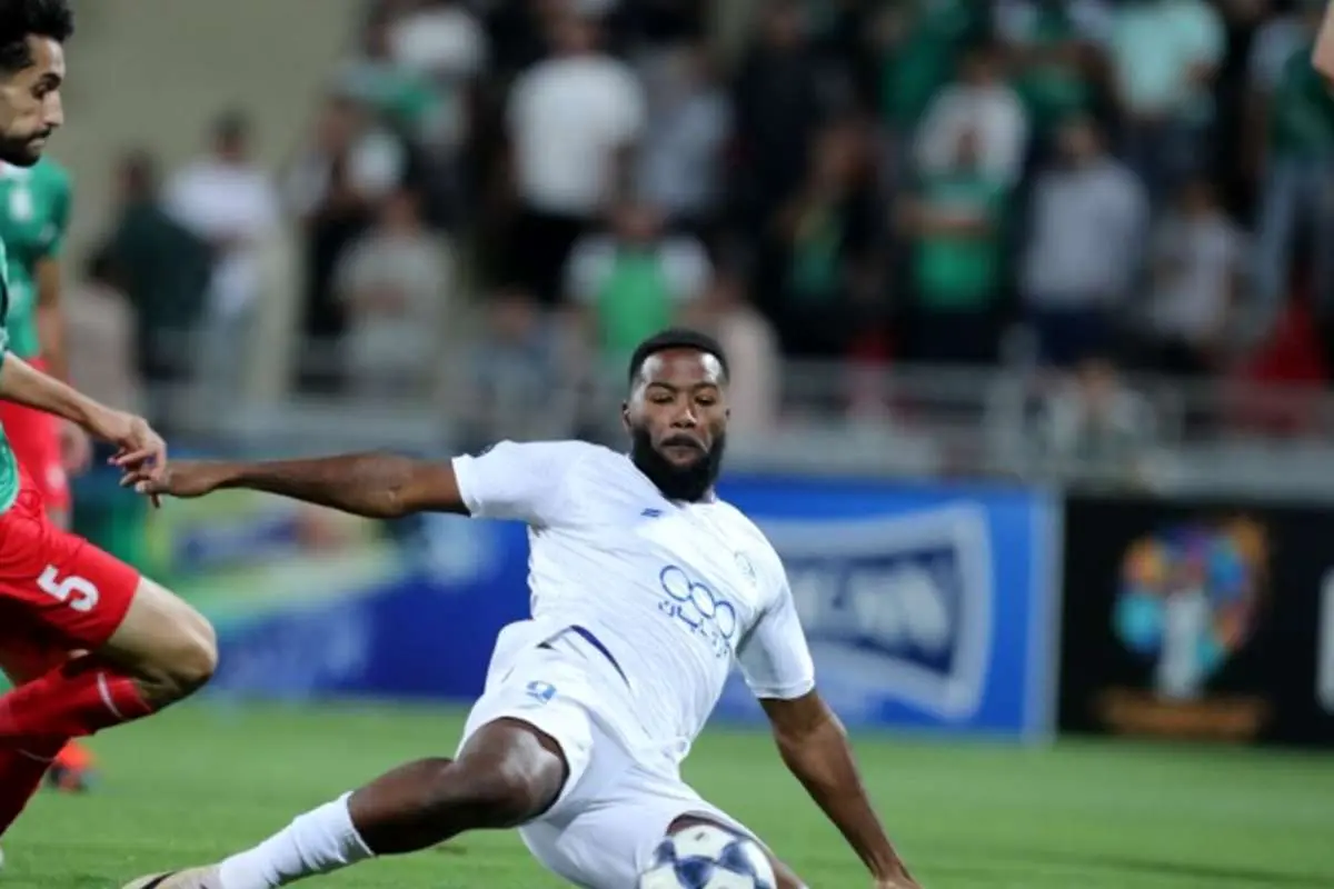 تقابل سخت مهاجم گل‌نزن استقلال مقابل گلر مادریدی