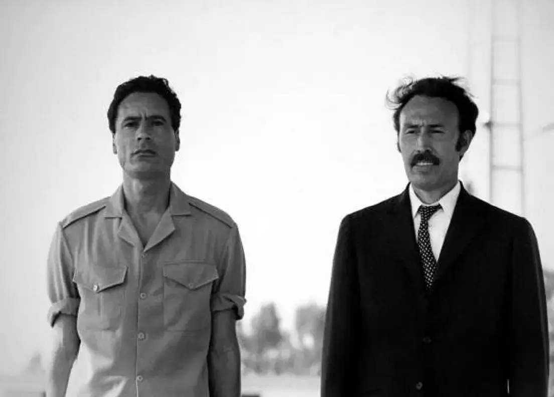 «قذافی» و رئیس جمهور بلغارستان در حال استراحت روی فرش ایرانی؛ سال 1363 