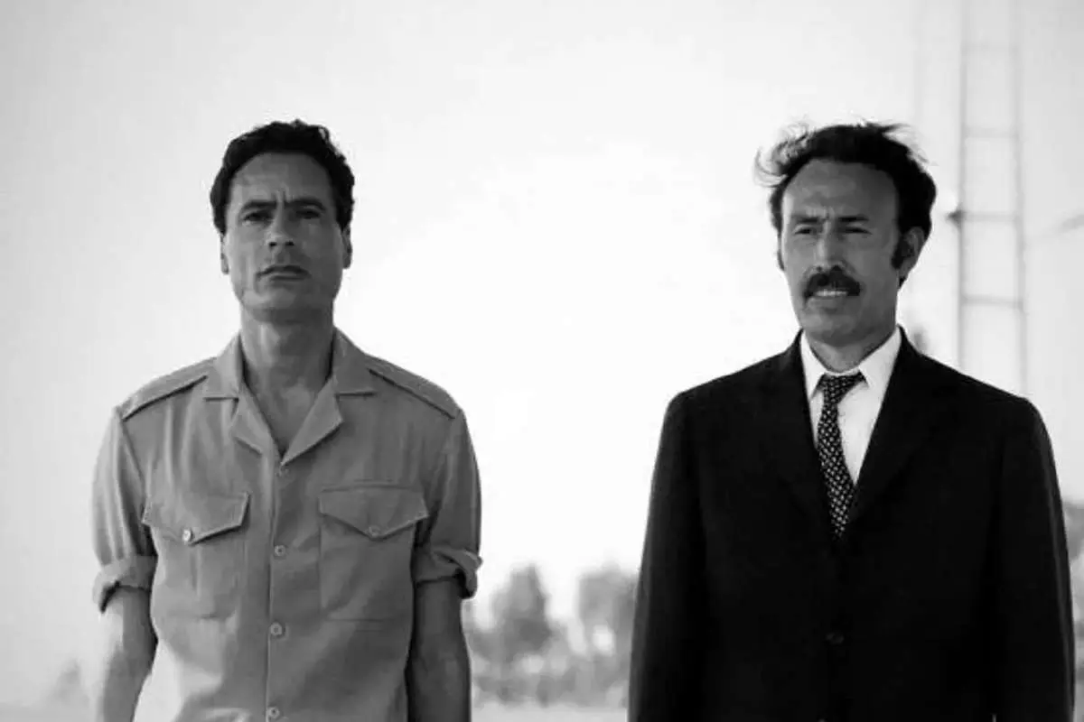 «قذافی» و رئیس جمهور بلغارستان در حال استراحت روی فرش ایرانی؛ سال 1363 