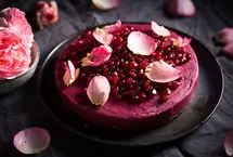 کیک انار ویژه با سس انار مخصوص؛ پیشنهاد عالی برای شب چله 