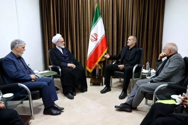 مدیر حوزه‌های علمیه در دیدار با پزشکیان: مذاکرات در چارچوب رهبری ادامه پیدا کند
