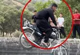ببینید؛ شیرجه جسوران جوانان کُرد با موتورسیکلت در استخر