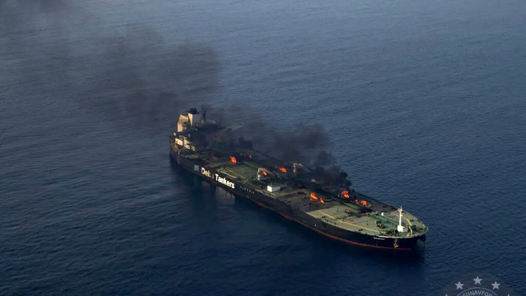 (عکس) غرق شدن یک نفتکش در تنگه هرمز