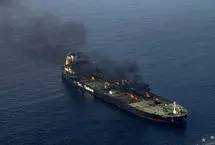 (عکس) غرق شدن یک نفتکش در تنگه هرمز